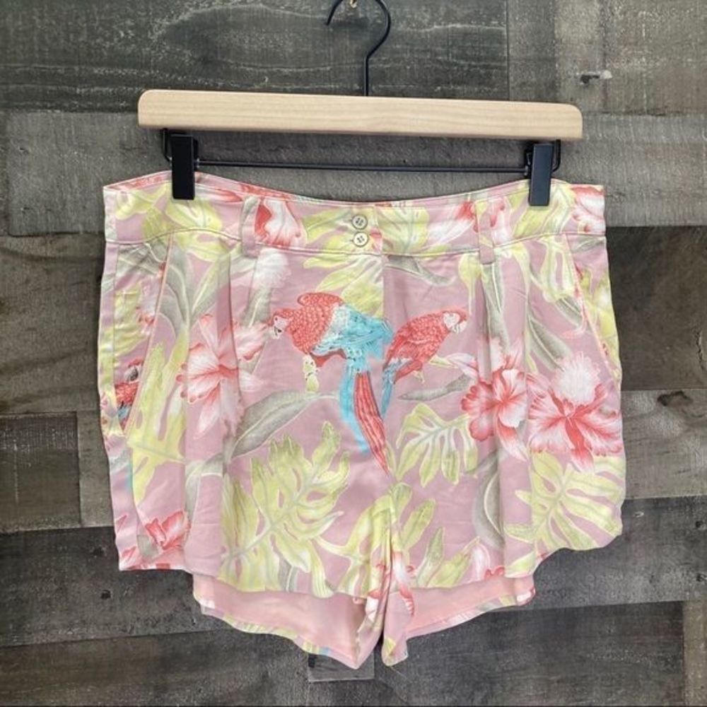 Line & Dot Piping Detail Tropical Floral Shorts